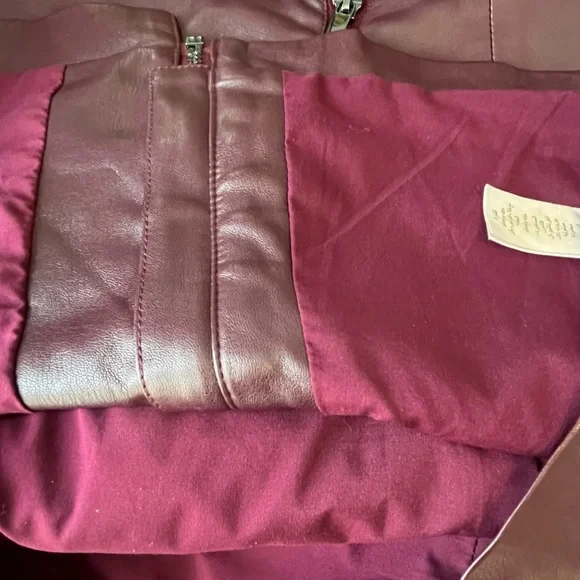 French Connection Elegant Burgundy Faux Leather Mini Skirt Size 8 - Picture 7 of 7